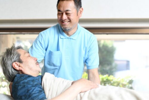 พยาบาลมืออาชีพกำลังดูแลป้องกันแผลกดทับให้ผู้ป่วยติดเตียงที่ศูนย์ดูแลผู้ป่วยติดเตียง บ้านแสนรัก