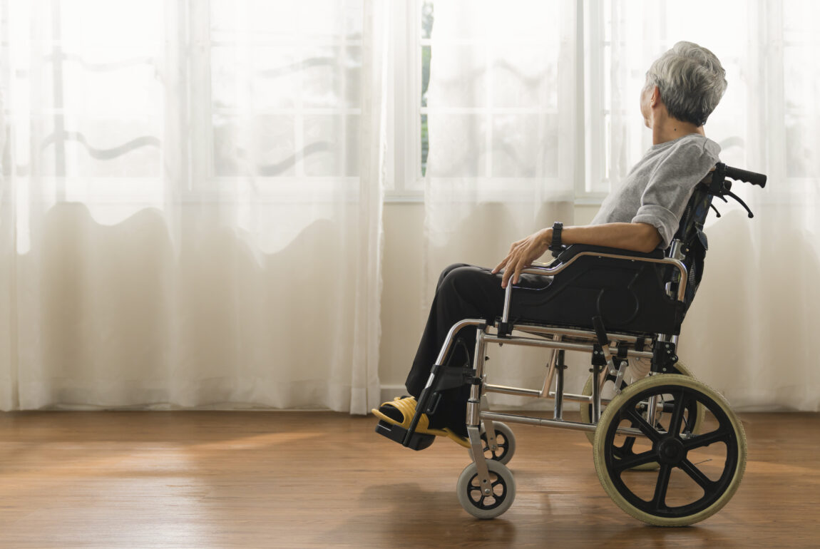 ป้องกันการหกล้มในผู้สูงอายุ: สร้างสภาพแวดล้อมที่ปลอดภัยและการฝึกทรงตัว ศูนย์ดูแลผู้สูงอายุ บ้านแสนรัก