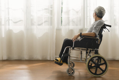 ป้องกันการหกล้มในผู้สูงอายุ: สร้างสภาพแวดล้อมที่ปลอดภัยและการฝึกทรงตัว ศูนย์ดูแลผู้สูงอายุ บ้านแสนรัก