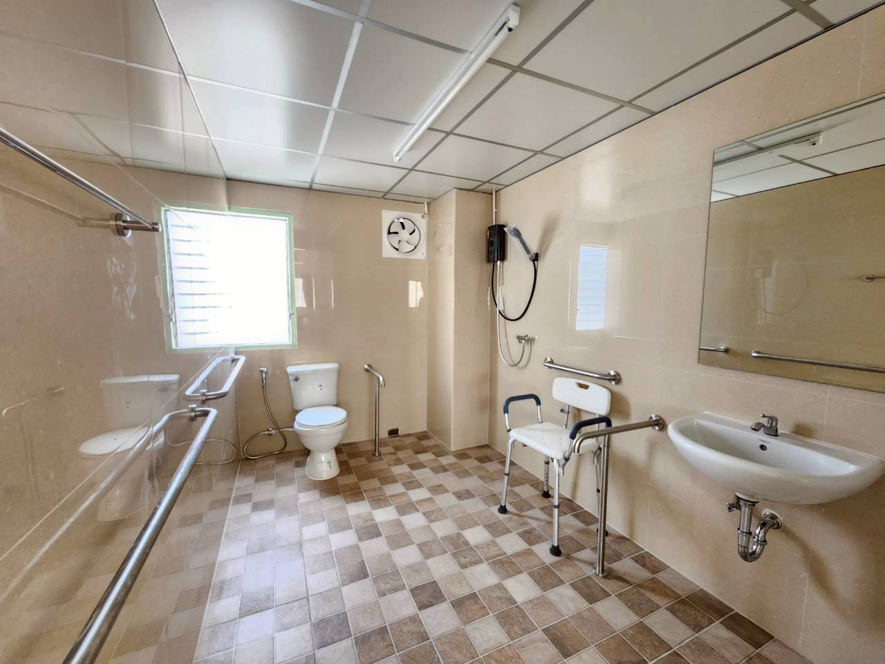 ห้องน้ำภายใน ศูนย์ดูแลผู้สูงอายุ บ้านแสนรัก เนอร์ซิ่งโฮม สุขุมวิท 50