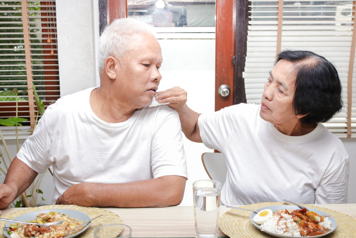 ภาวะสำลักในผู้สูงอายุ: สัญญาณเตือนที่ไม่ควรละเลย และแนวทางการดูแลเพื่อความปลอดภัยในทุกมื้ออาหาร
