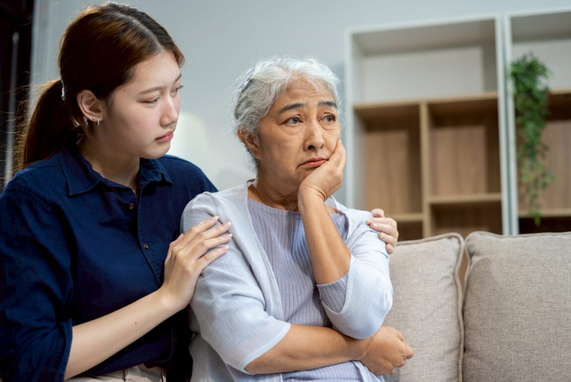 "ดูแลเองจนใจท้อ" หรือ "ส่งต่อให้มืออาชีพช่วยประคอง": เมื่อระยะห่างที่พอดีคือยาวิเศษของความกตัญญู Edit with Elementor